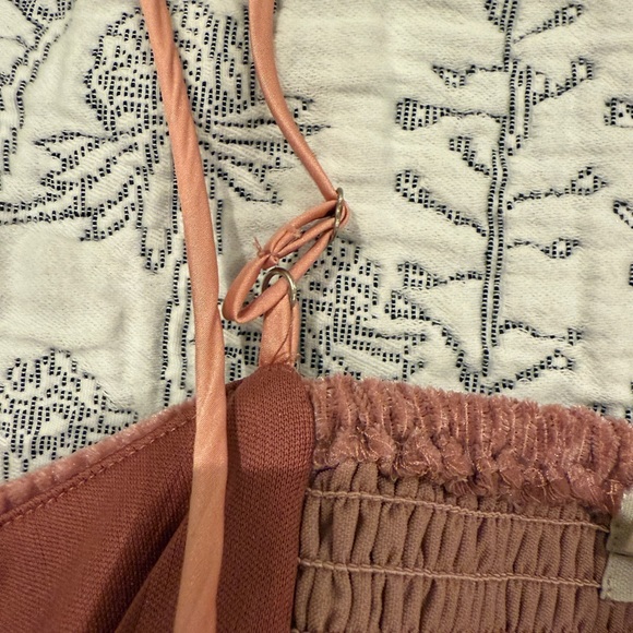 Urban Outfitters Velvet Sleeveless Top in Dusty Rose/Pink - Picture 4 of 5
